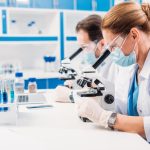 Vědci oznámili průlom v léčbě rakoviny: drobné kovové částice ničí